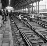 153417 Afbeelding van wegwerkers tijdens werkzaamheden aan een wissel bij het N.S.-station Zwolle te Zwolle.